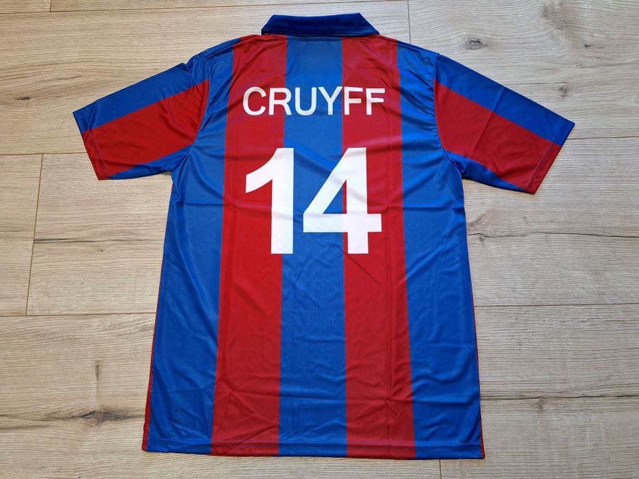 Футболна фланелка на Йохан Кройф  Барселона ретро модел!!!