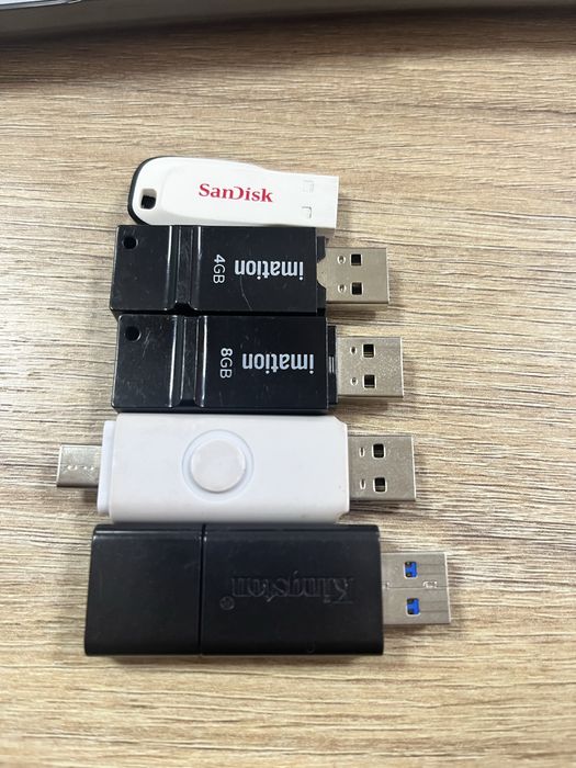 Kompyuter fleshkalar sotiladi