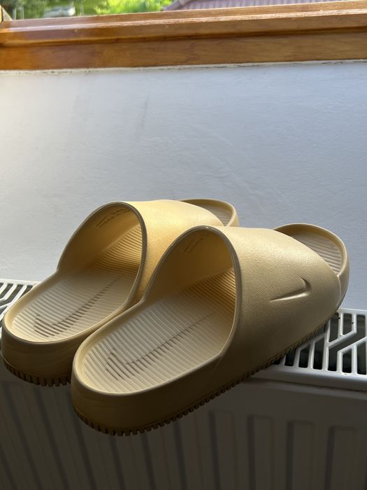 Vând slapi Nike Calm Slides
