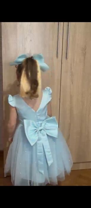 Продам платье для девочки нежное