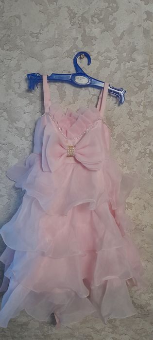 Продам платья .все по 3000