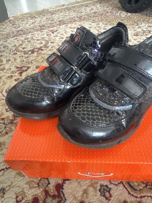 кожанные туфли для девочки 30 р