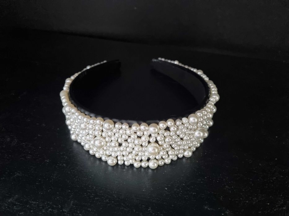 Дамска диадема обсипана с перли