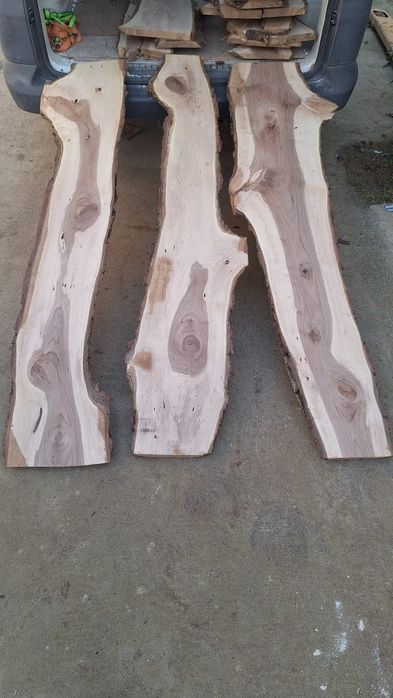 Cherestea nuc, uscata, rindeluita doua fete grosime aproximativa 34mm