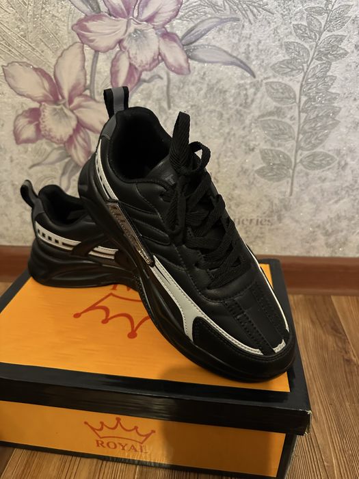 Продам стильные кроссовки (размер 38 / 24 см)