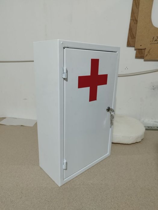 Аптечка металлическая настенная