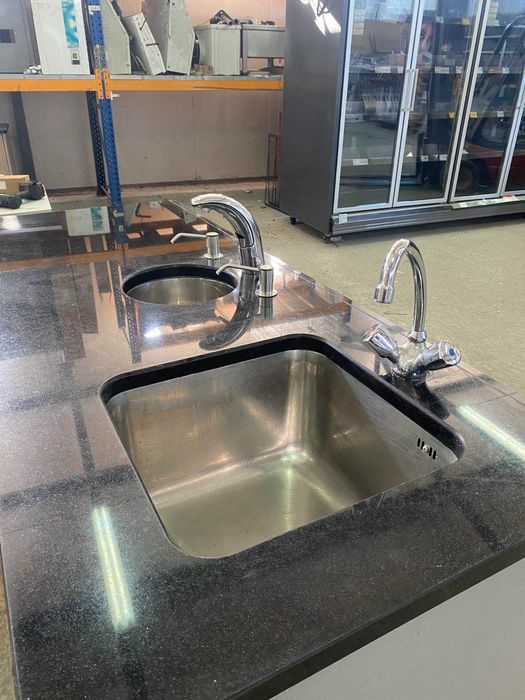 Двойна мивка с гранитен плот и безконтактна батерия