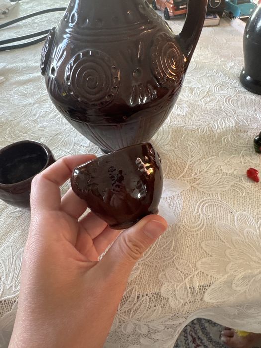 Глиняный кувшин с двумя чашками