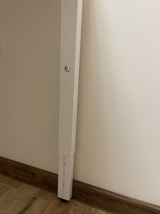 Бюро с регулируема височина