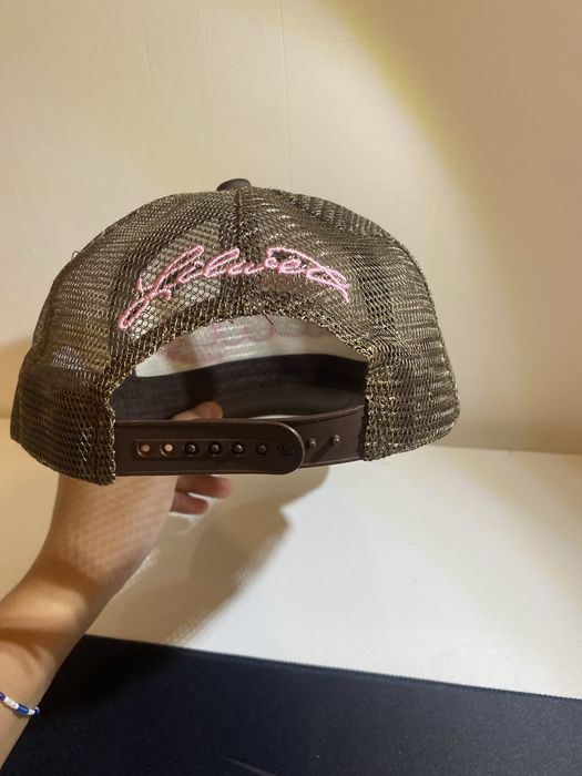 Стилна шапка с регулиране на размера