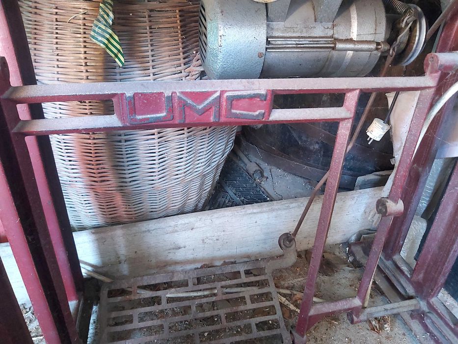 Doua masini de cusut vechi, dar functionale