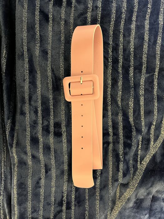 Розово ново коланче шийн