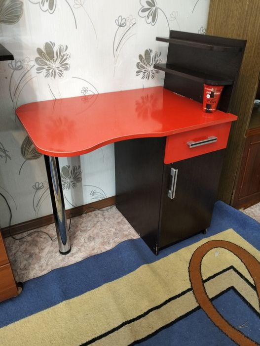 Продам маникюрный стол