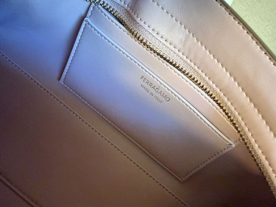 Geanta ferragamo hug east west piele naturala