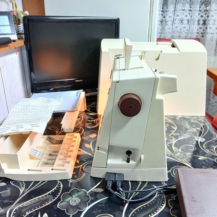 Masina de cusut HUSQVARNA GOLDEN Computer  cu butoniera automata