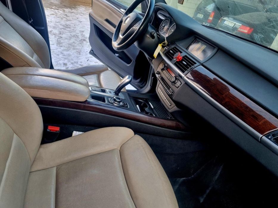 Vând BMW X5 din 2011 motorizare de 3000 diesel 
Dotări Faruri bi xenon