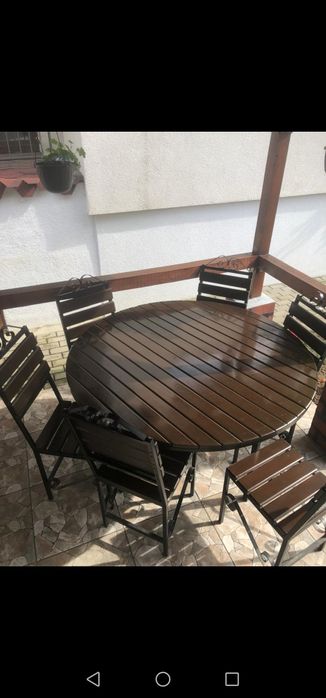 Masa rotunda terasa