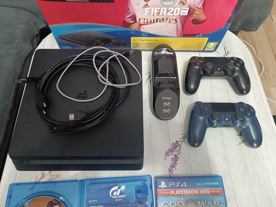 Playstation 4 slim 1TB.