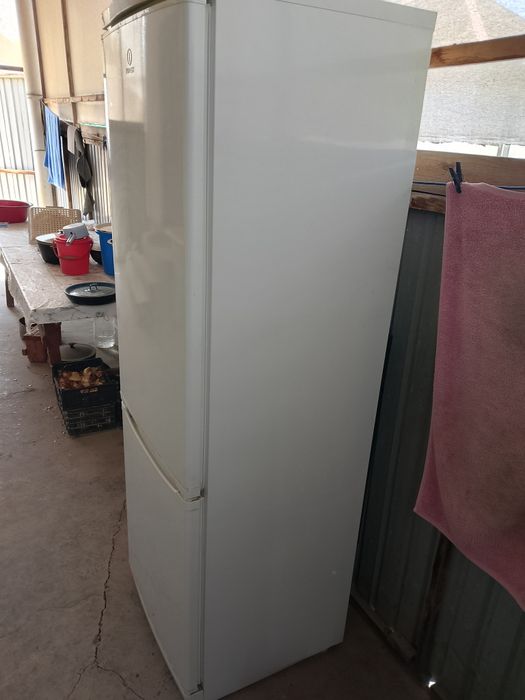 Холодильник indesit в хорошем состоянии