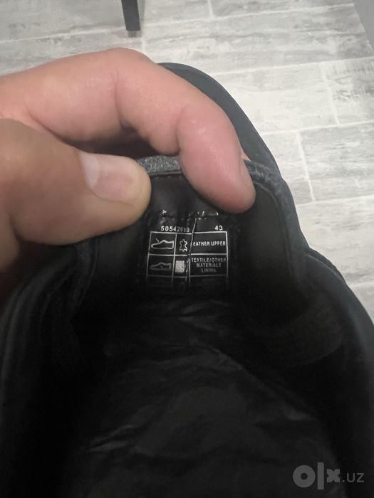 Продается пара новых мужских кроссовок Boss