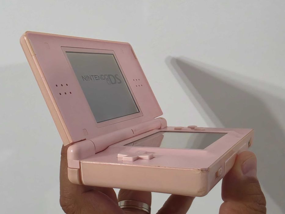 Nintendo DS lite roz complet cu 2 jocuri