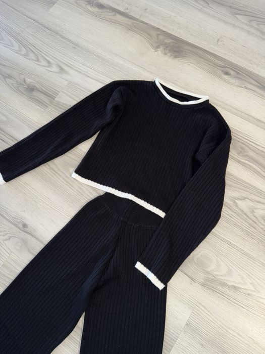 Set tricotat negru S – bluză crop + pantaloni evazați