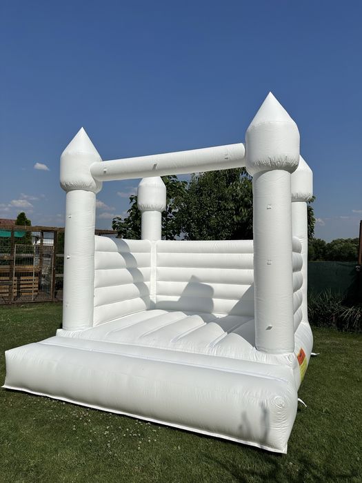 Надувам замък под наем