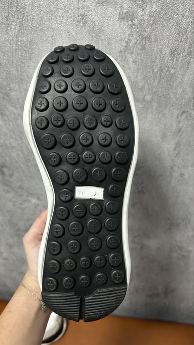 Продам новые кроссовки