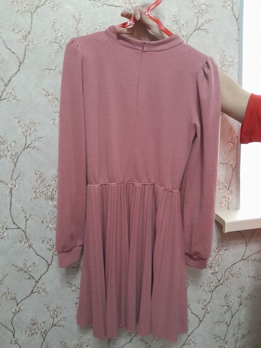 Розовый платье с итикеткои