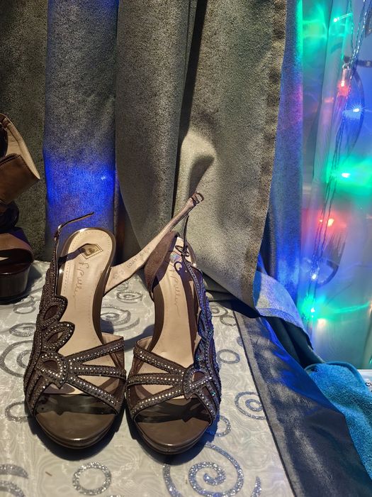 Продам обувь за все 8000 р.35-36