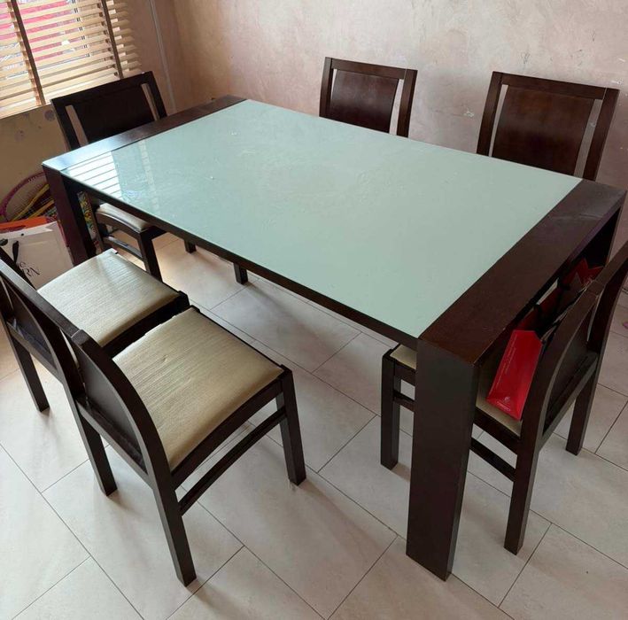 трапезна маса и столове. Леки следи от употреба. масивно дърво, стъклен плот. 150€