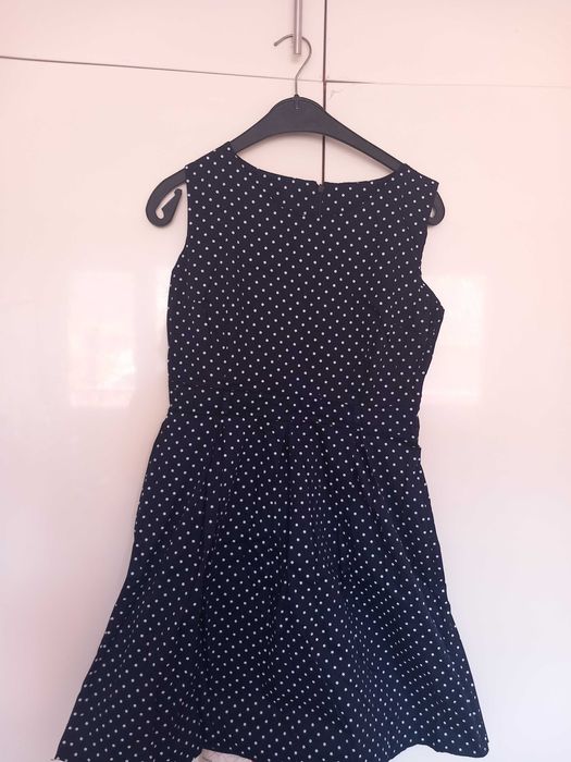 Тъмносиня рокля на точки