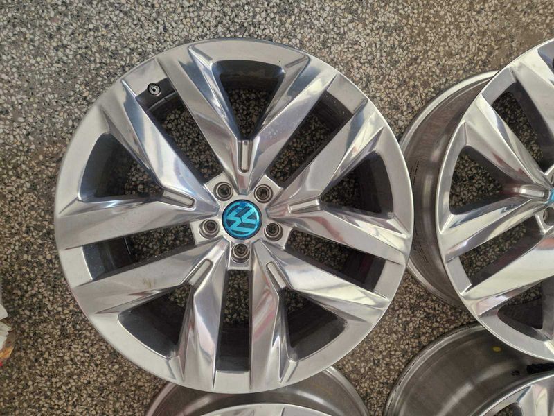 Оригинални джанти за
VW Tuareg lll R20/CR  в топ състояние