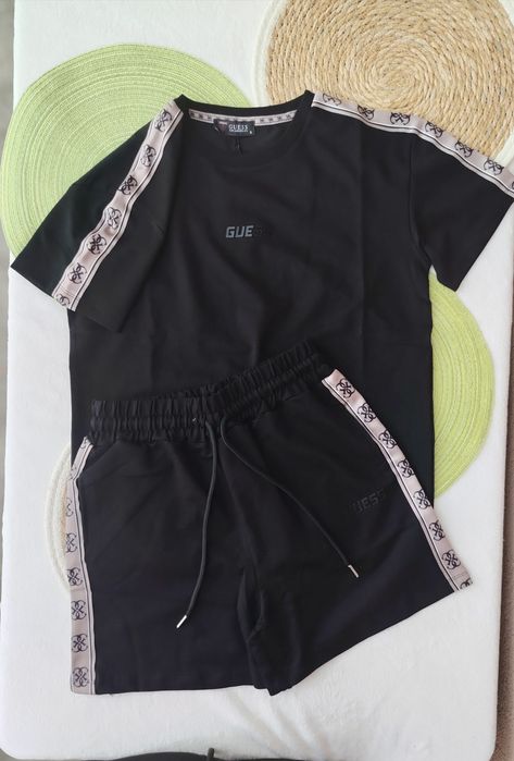 Дамски комплектиКъси панталони Налични размери C, M, L, XL. Памучна материя и достъпни цени.