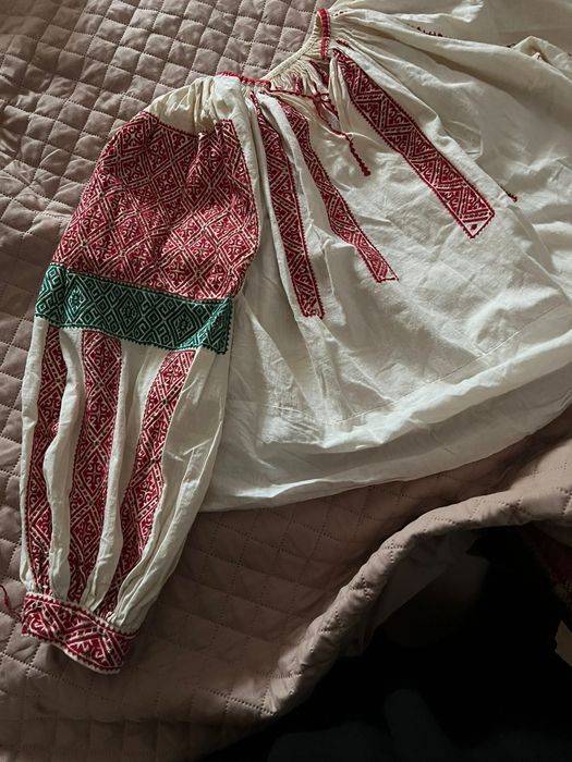 Vând costum popular autentic, vechi , dar în stare foarte bună.