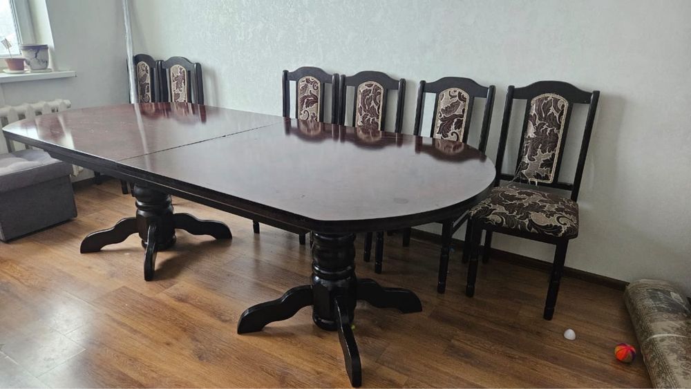 Стол со стульями