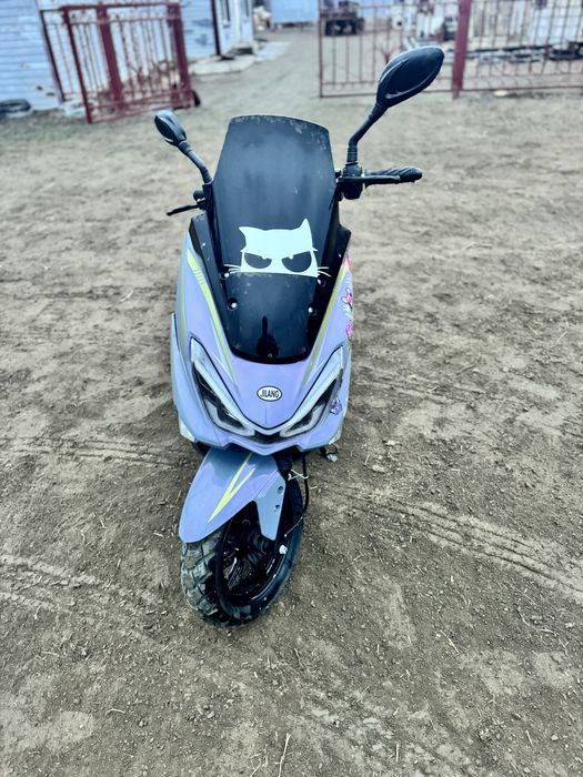 Продам скутер стоит на учете, с документами