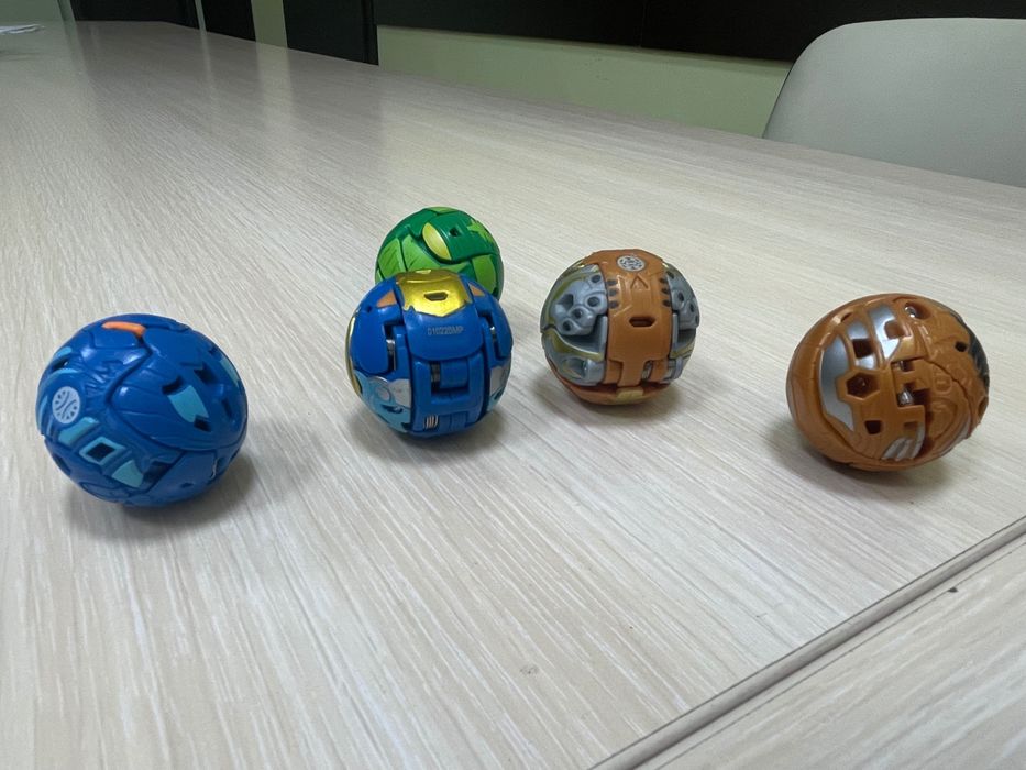 5 броя Bakugan – трансформиращи се фигурки