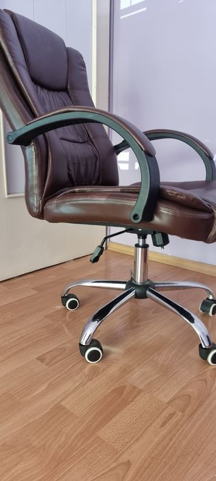 Кожен  офис стол