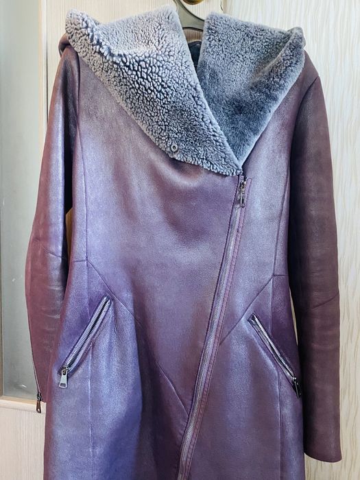 Красивая дубленка сиреневого цвета