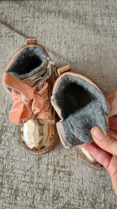 Продам детские ботинки