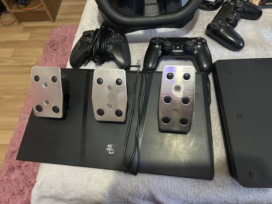 Vand ps 4 slim 1 tb +volan cu schimbator si pedale