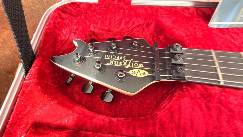 EVH Wolfgang Special Stealth + оригинален EVH твърд кейс