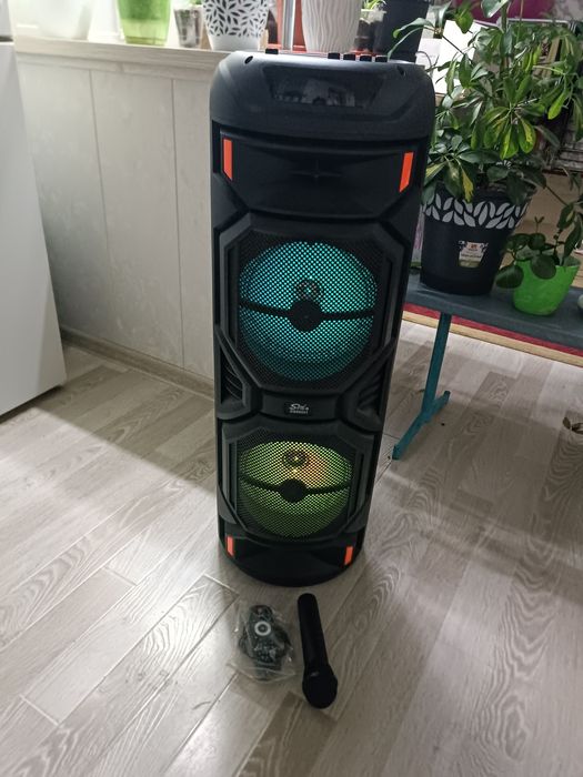 Продаю колонку новая.С пультом провод и микрофон. Имеется.