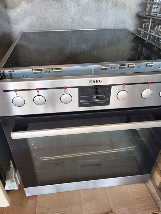 Bucătărie completă cu electrocasnice încorporate Siemens & AEG – 310 x 280 cm