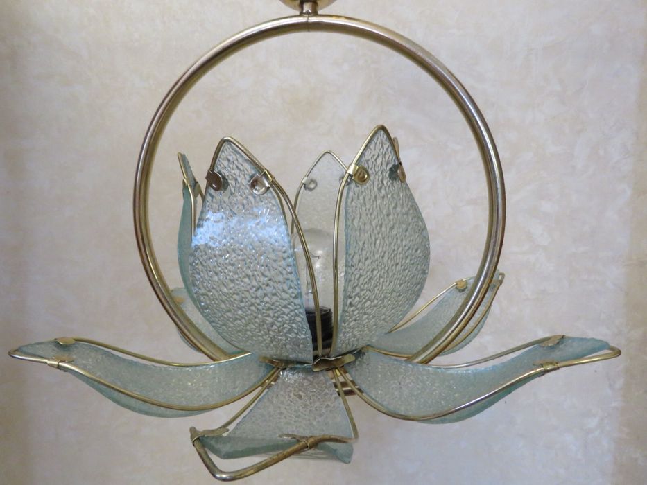 Продам люстру в отличном состоянии