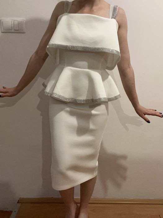 Rochie albă elegantă, cu croială feminină