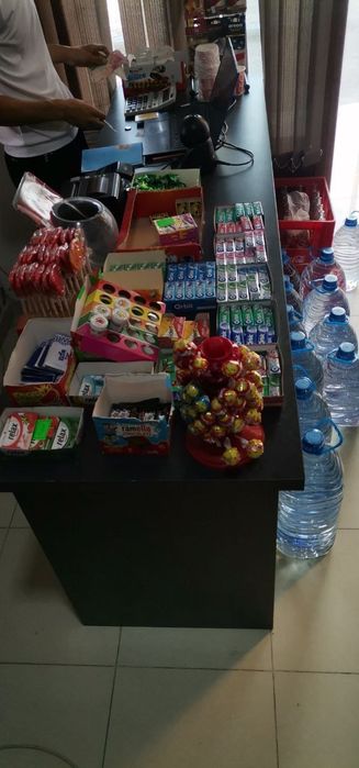 Muzlatgich kassa stoli va kassa aparatlari