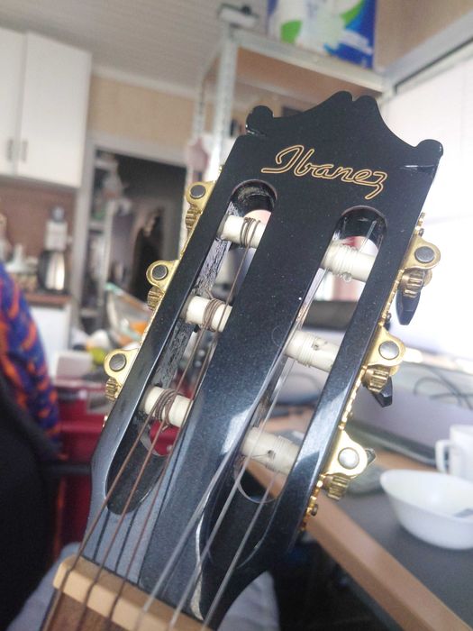 Акустична Китара Ibanez с колан, презареждаща 9 волтова батерия и колан Fender