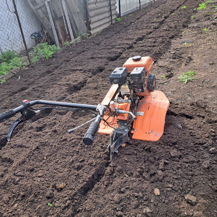 Вспашка земли мотоблоком" культватор"